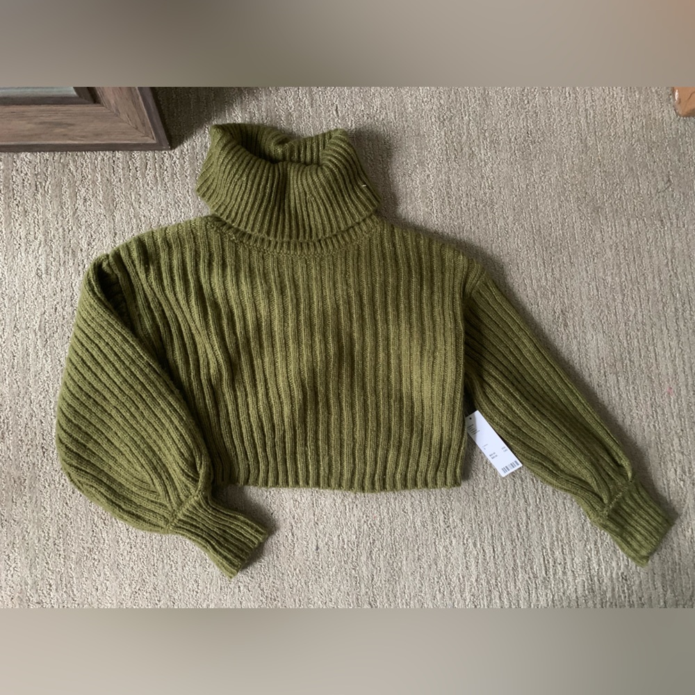 Urban Outfitters. Knit green, cropped sweater. Small